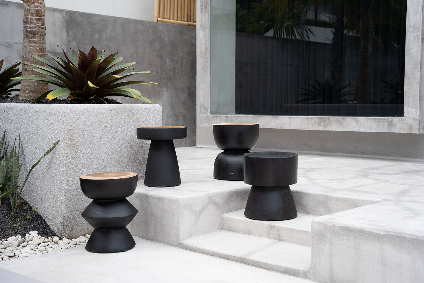 The Kulun Table - Black Natural